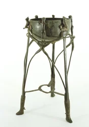 Dreifuß aus dem Grab von Bernardini da Palestrina